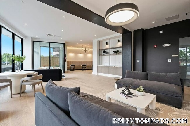 50 Leo M Birmingham Pkwy, Unit 607 in Boston, MA - Foto de edificio - Building Photo