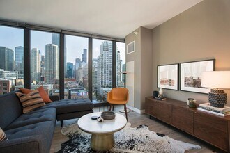 637 N Wells St in Chicago, IL - Foto de edificio - Building Photo