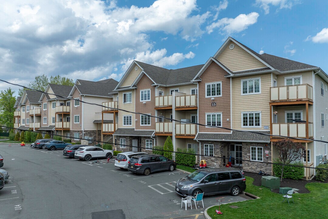 15-17 Sneden Ct in Spring Valley, NY - Foto de edificio