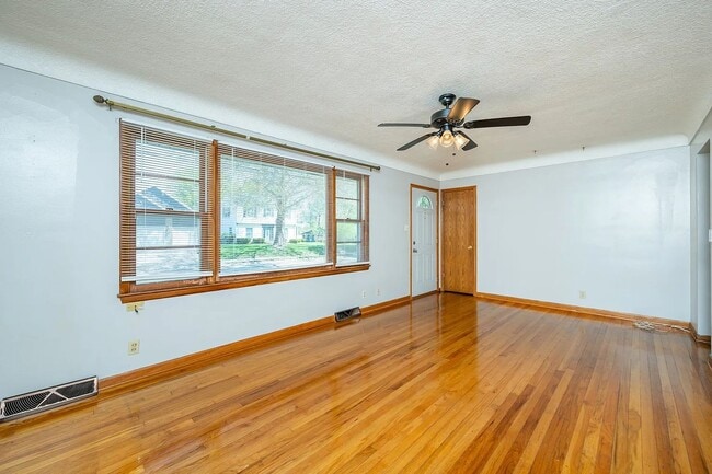 6708 Madison Ave in Urbandale, IA - Building Photo - Building Photo