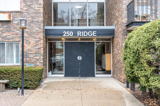 250 Ridge Ave in Evanston, IL - Foto de edificio - Building Photo