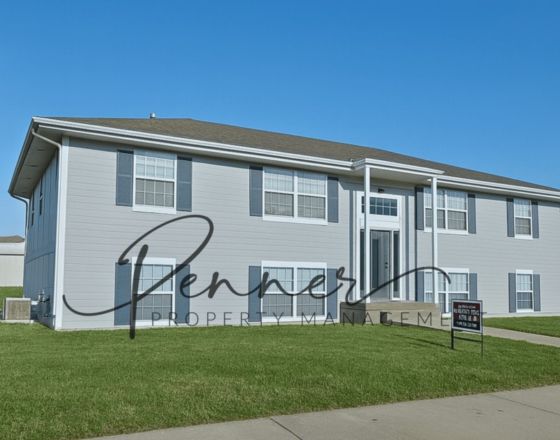 132 N Crest Dr in Raymore, MO - Building Photo