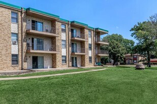 Southgate Apartments in Bloomington, MN - Building Photo