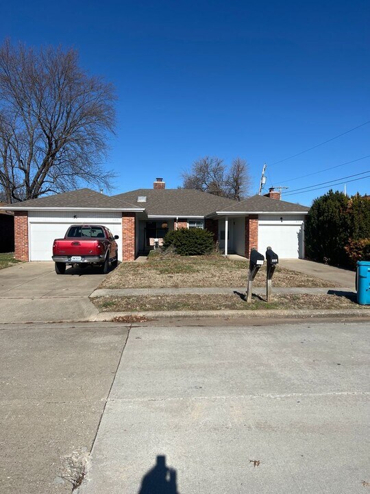 523 E Redwood St in Springfield, MO - Building Photo