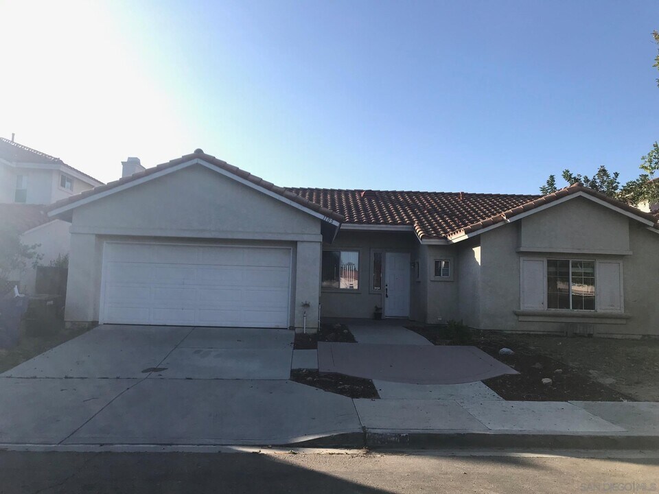 1105 Camino Biscay in Chula Vista, CA - Foto de edificio