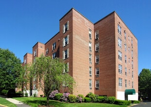 Edgewater Condominium in Stamford, CT - Building Photo - Building Photo