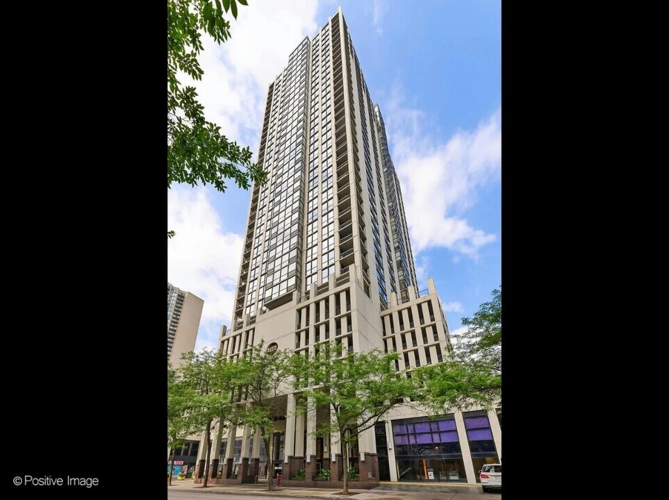 1122 N Clark St, Unit 3202 in Chicago, IL - Building Photo