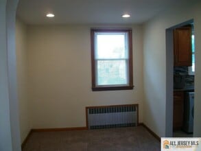 6 Linwood Pl in North Brunswick, NJ - Building Photo - Building Photo