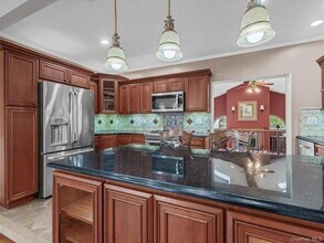 2 Tottenham Pl, Unit 1FL in New Hyde Park, NY - Foto de edificio - Building Photo