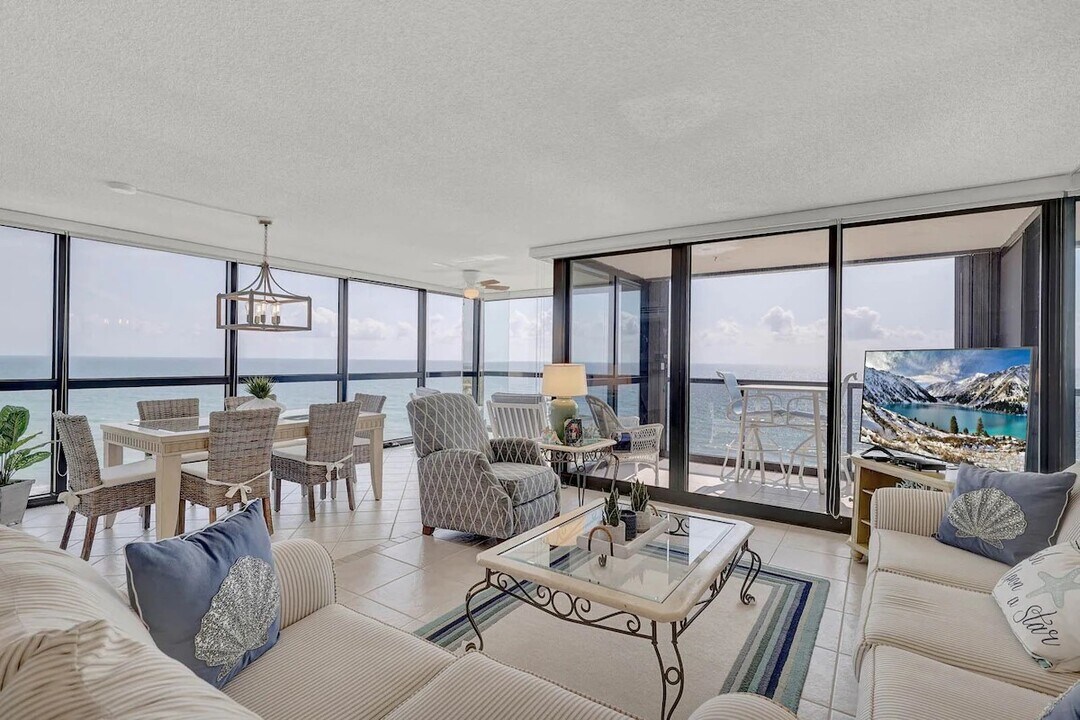 10410 S Ocean Dr, Unit Penthouse in Jensen Beach, FL - Building Photo