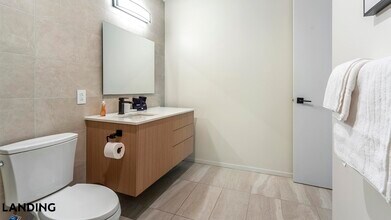 143 E Commerce St, Unit 705 in San Antonio, TX - Foto de edificio - Building Photo