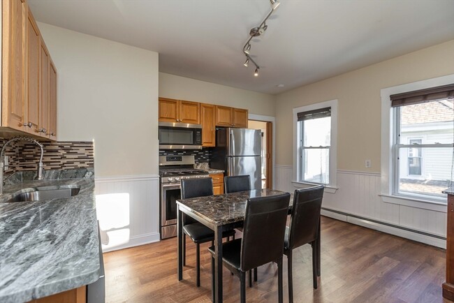 376 Medford St in Somerville, MA - Foto de edificio - Building Photo