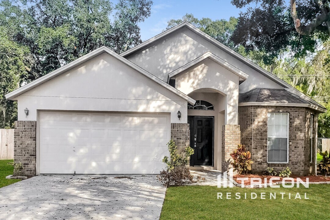 102 Citrus Landing Dr in Plant City, FL - Building Photo