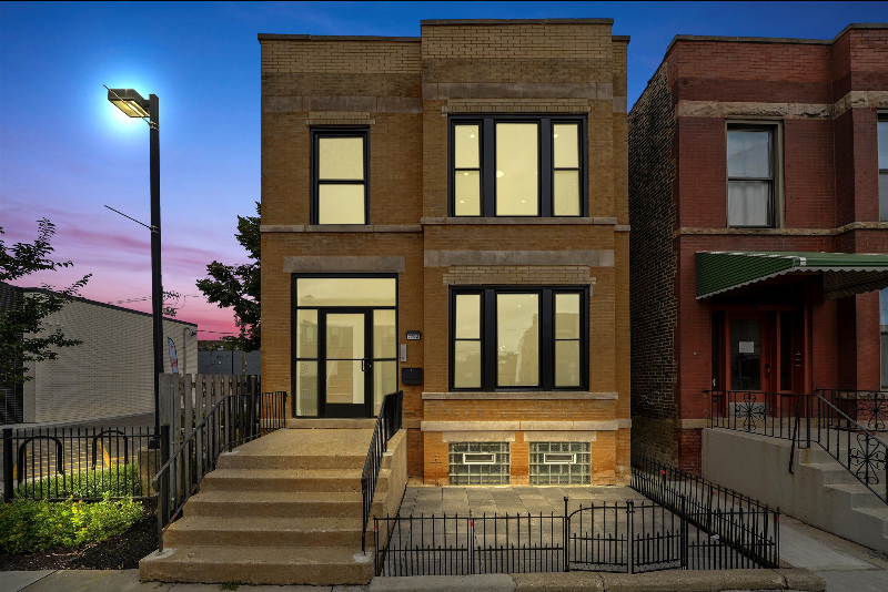 2752 W Belmont Ave in Chicago, IL - Building Photo