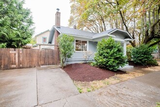 996 W 8th Ave in Eugene, OR - Foto de edificio - Building Photo