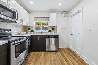 3240 SW 69th Ave in Miami, FL - Building Photo - Building Photo