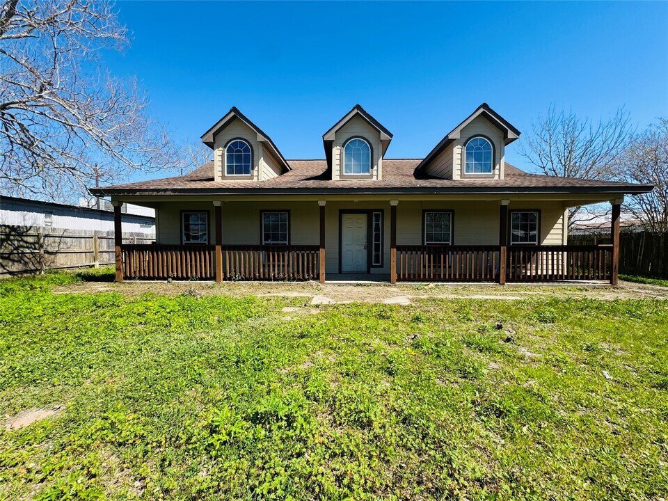 17202 E Shawnee in Baytown, TX - Building Photo