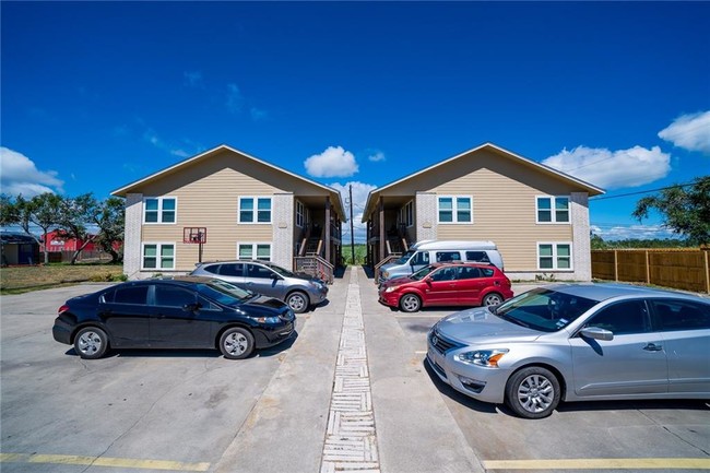 649 & 659 Redwood Ave in Rockport, TX - Foto de edificio - Other