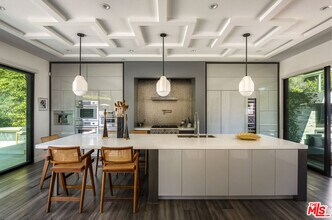 8145 Willow Glen Rd in Los Angeles, CA - Building Photo - Building Photo