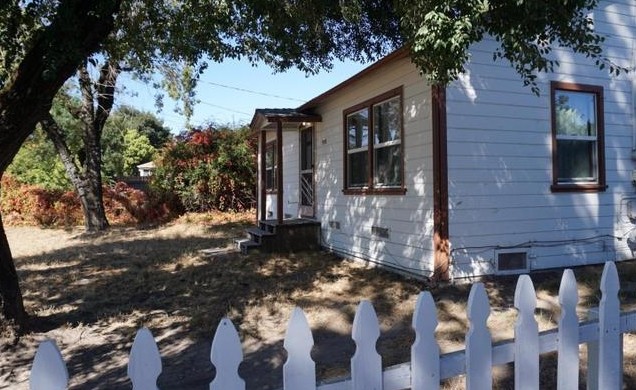 Holly Heights Village in Petaluma, CA - Building Photo