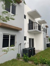 486 E 30th St-Unit -101,102, 201,202 in Hialeah, FL - Building Photo - Building Photo