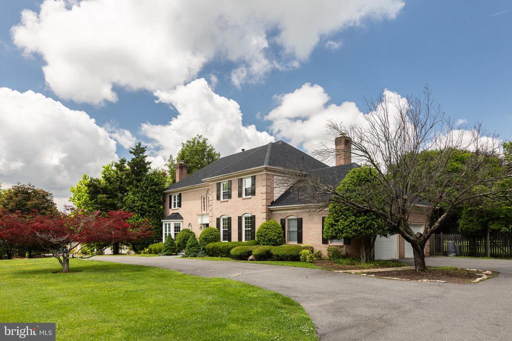 8809 Saunders Ln in Bethesda, MD - Building Photo