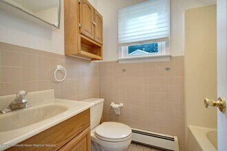 16 Krueger Pl in Middletown, NJ - Building Photo - Building Photo