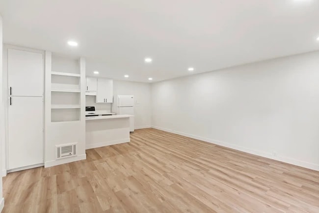 6358 Rancho Mission Rd in San Diego, CA - Foto de edificio - Building Photo