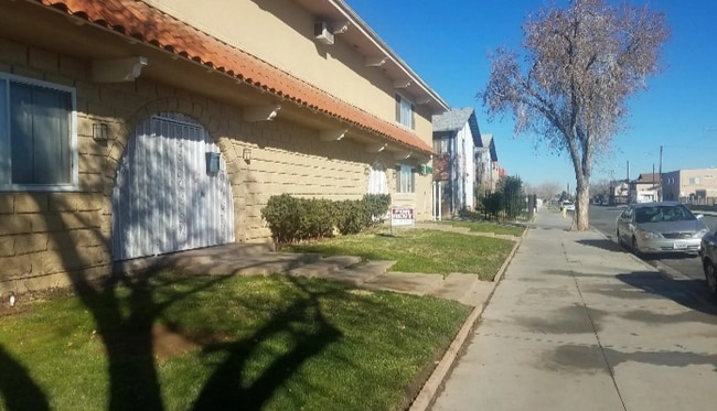 38521 5th St E in Palmdale, CA - Foto de edificio - Building Photo