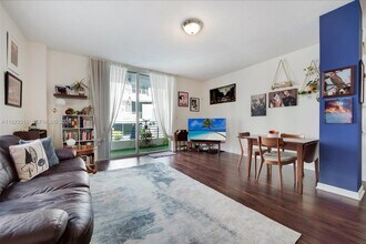 3339 Virginia St, Unit 305 in Miami, FL - Foto de edificio - Building Photo