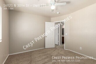16021 N 30th St-Unit -Unit 115 in Phoenix, AZ - Foto de edificio - Building Photo