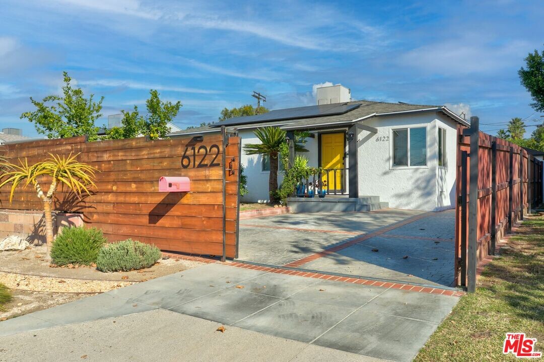 6122 Satsuma Ave in Los Angeles, CA - Foto de edificio