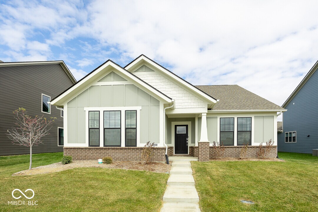 15384 Cardonia Rd in Fishers, IN - Foto de edificio