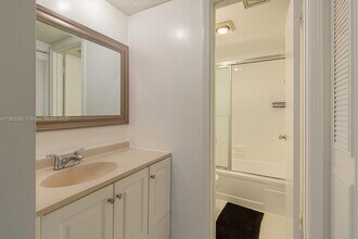 9330 Lagoon Pl, Unit 206 in Davie, FL - Building Photo - Building Photo