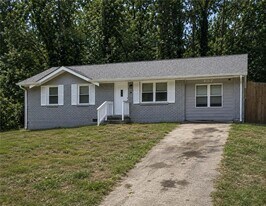 657 Robert E Lee Pkwy in Jonesboro, GA - Building Photo