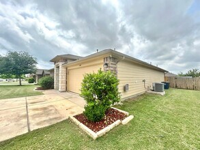 208 Camellia Dr in Hutto, TX - Building Photo - Building Photo