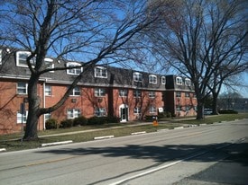 321 Old Indian Trail, Unit 213 in Aurora, IL - Building Photo