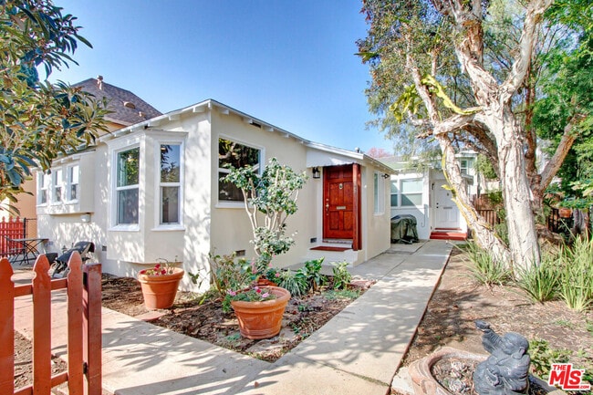 2225 Montana Ave in Santa Monica, CA - Building Photo - Building Photo