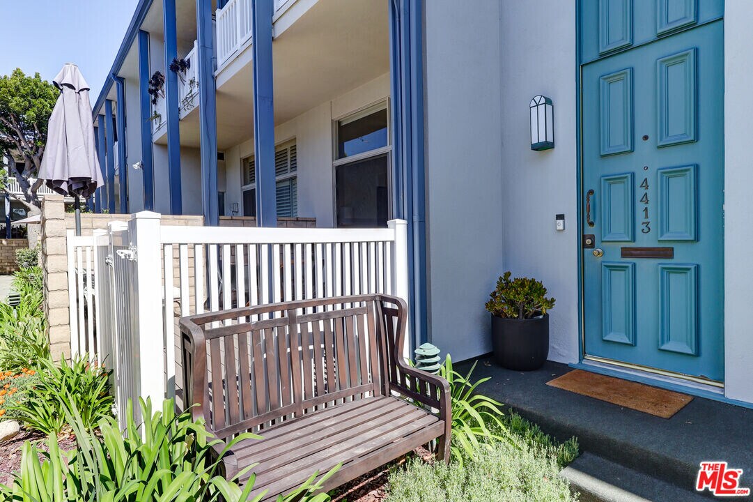 4413 W Sarah St in Burbank, CA - Building Photo