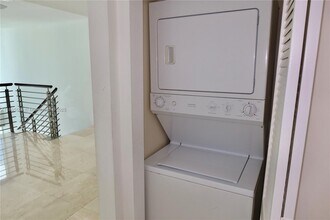 41 SE 5th St, Unit 1611 in Miami, FL - Building Photo - Building Photo