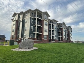 Red Earth in Oshkosh, WI - Foto de edificio - Building Photo