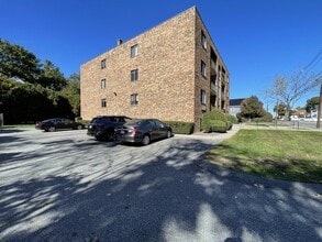 555 Main St, Unit 2 in Stoneham, MA - Foto de edificio - Building Photo
