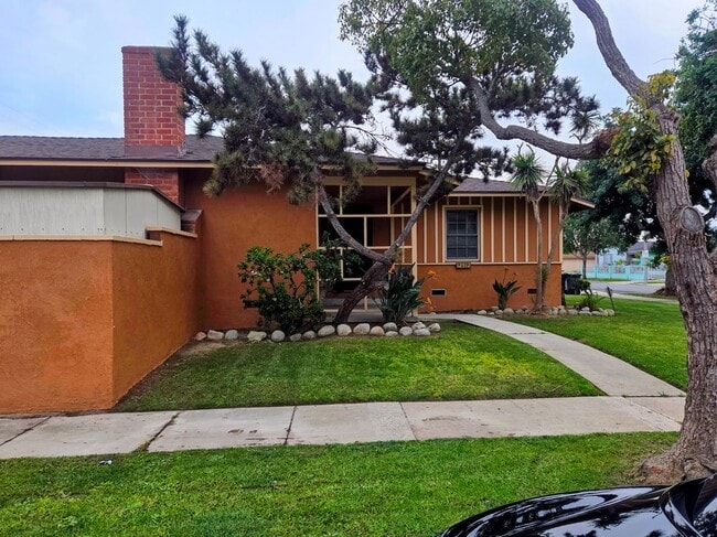 12912 St Andrews Pl in Gardena, CA - Foto de edificio - Building Photo
