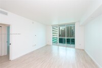 950 Brickell Bay Dr, Unit 2408 in Miami, FL - Building Photo - Building Photo