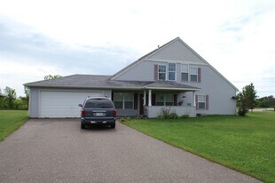 680 Circle Pine Dr in New Richmond, WI - Building Photo