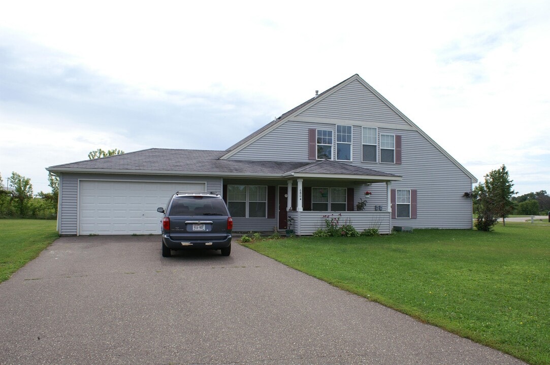 680 Circle Pine Dr in New Richmond, WI - Building Photo