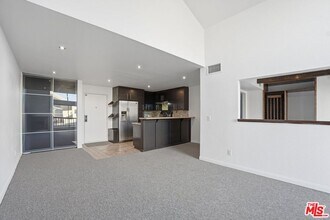 5530 Owensmouth Ave in Los Angeles, CA - Foto de edificio - Building Photo