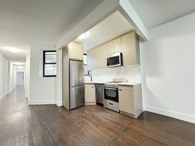 property at 2112 Regent Pl