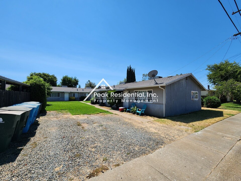 305 E St in Wheatland, CA - Building Photo