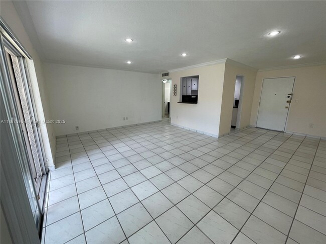 10361 N Kendall Dr in Miami, FL - Building Photo - Building Photo